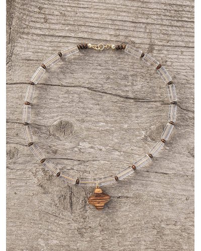 Necklace made of freshwater pearls and wood