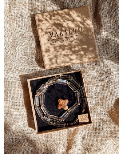 Necklace made of freshwater pearls and wood