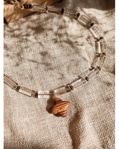 Necklace made of freshwater pearls and wood