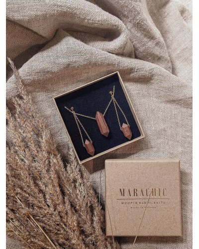 Set with a wooden crystal