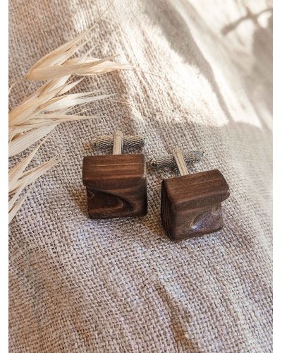 Drewniana muszka ręcznie rzeźbiona