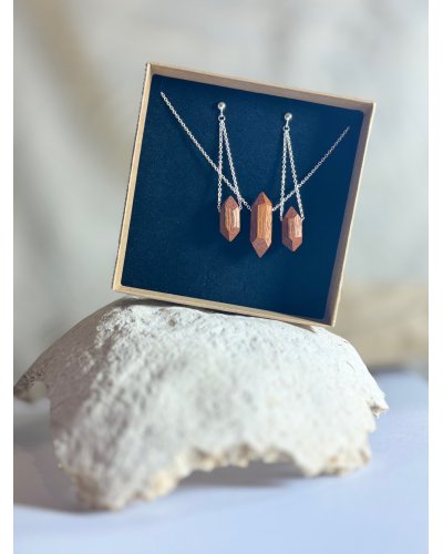 Set with a wooden crystal