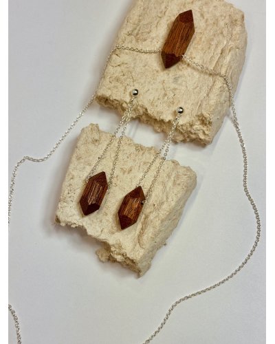 Set with a wooden crystal