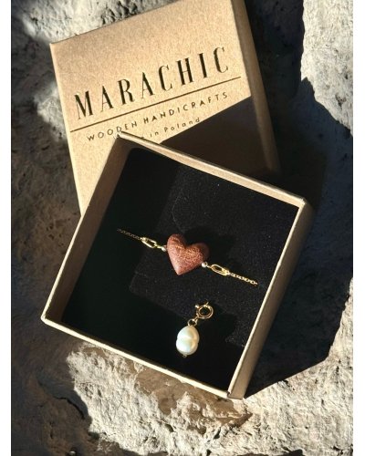 Bransoletka z perłą i drewnianym serduszkiem. Drewniana rocznica ślubu