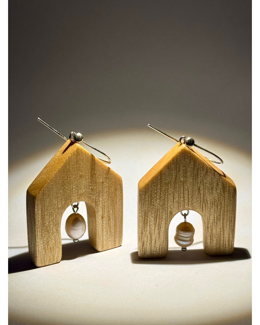 Drewniane kolczyki Domki z Perłą MARACHIC