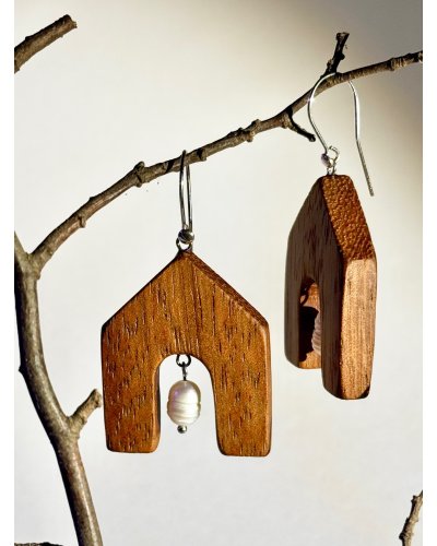 Drewniane kolczyki domki z perłą MARACHIC