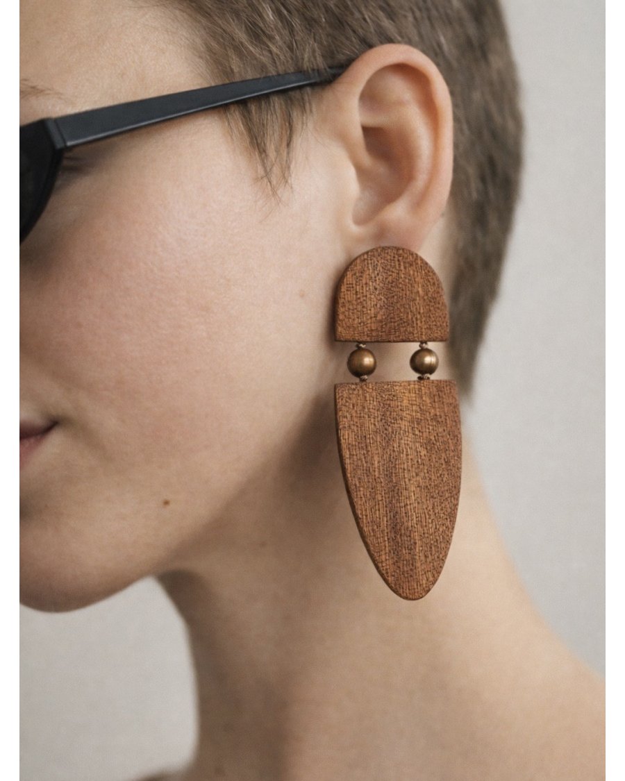 Long wooden and pearl dangling earrings | Natural jewelry