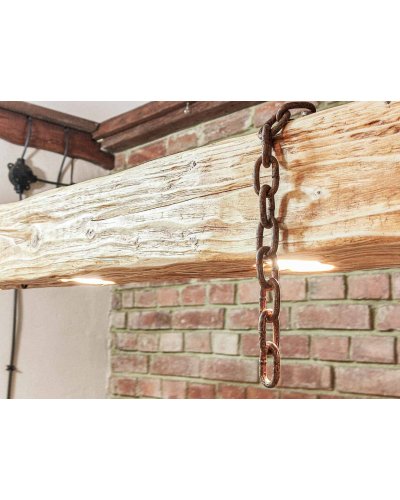 Długa drewniana lampa z belki na łańcuchach w stylu rustykalnym.