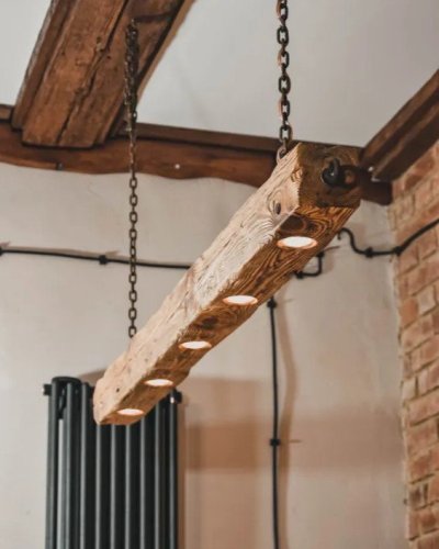 Drewniana lampa z belki w stylu rustykalnym