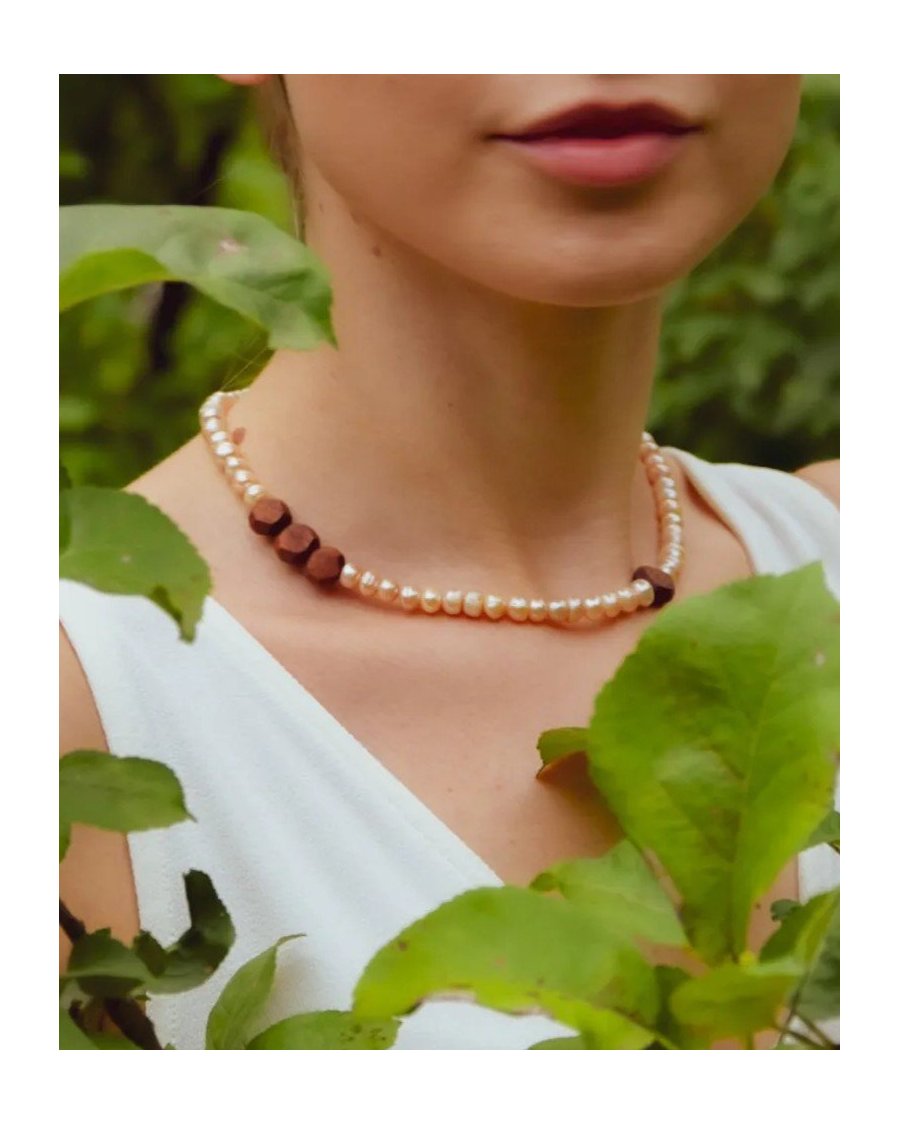 Choker z pereł naturalnych i drewna asymetryczny