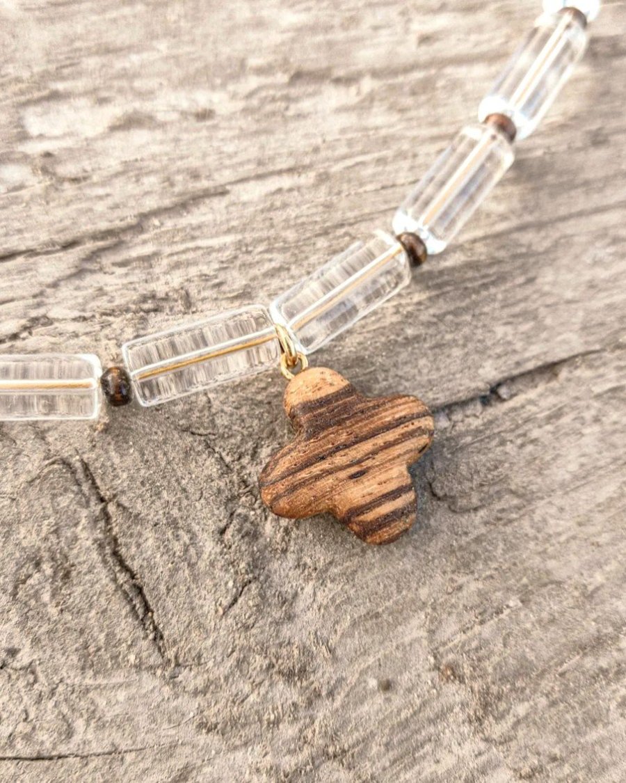 Choker z drewnianą koniczyną