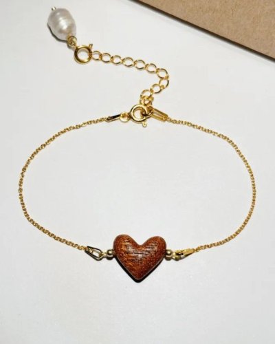 Bransoletka z perłą i drewnianym serduszkiem. Drewniana rocznica ślubu