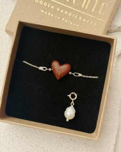 Bransoletka z perłą i drewnianym serduszkiem. Drewniana rocznica ślubu