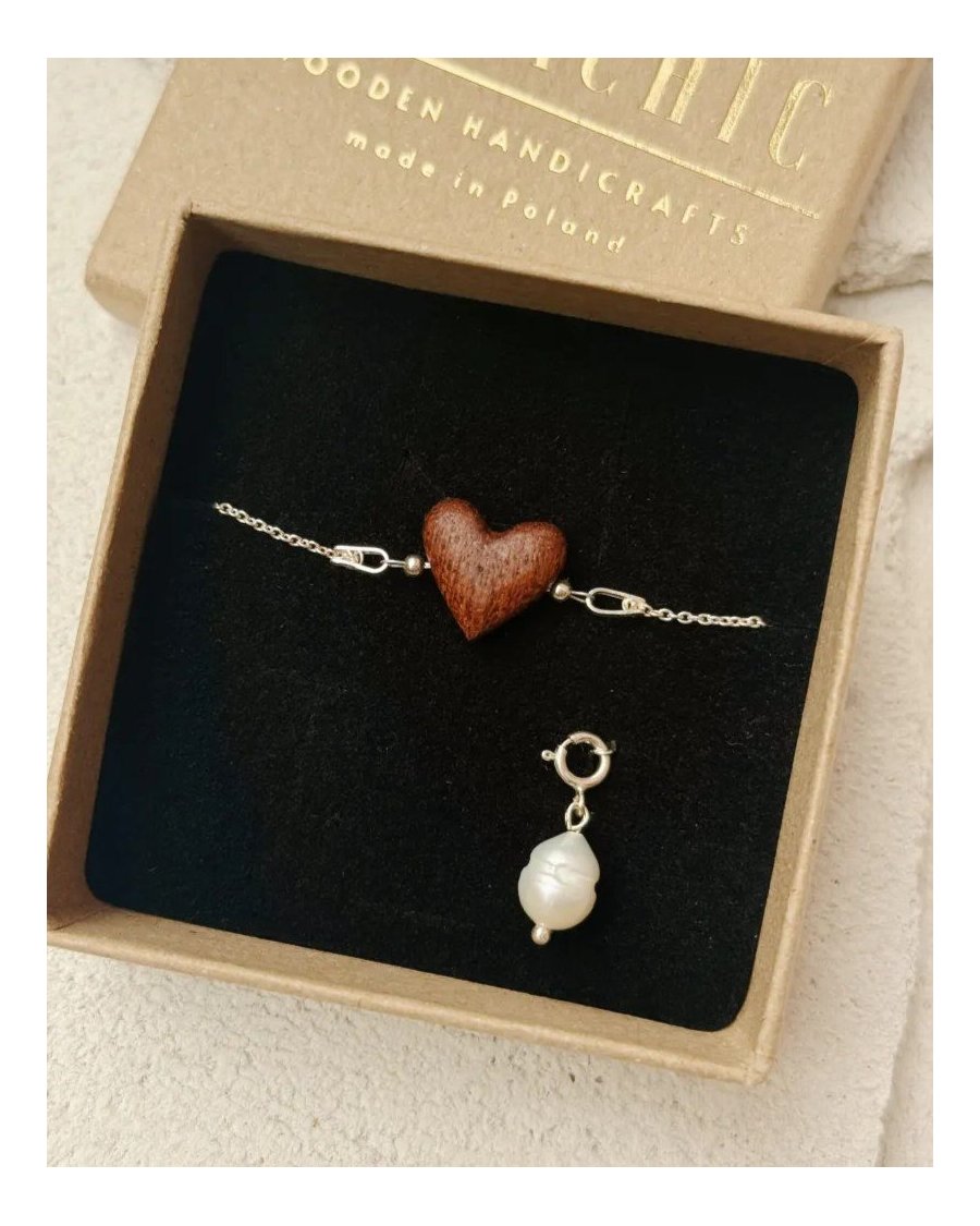 Bransoletka z perłą i drewnianym serduszkiem. Drewniana rocznica ślubu