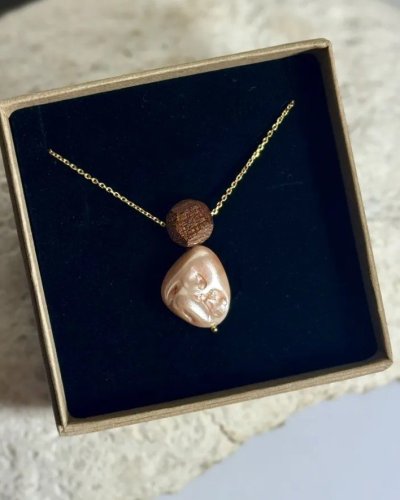 Naszyjnik z drewnianym diamentem i perłą barokową | Biżuteria handmade