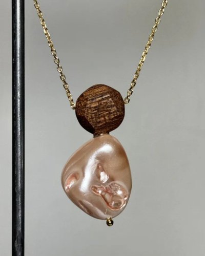 Naszyjnik z drewnianym diamentem i perłą barokową | Biżuteria handmade