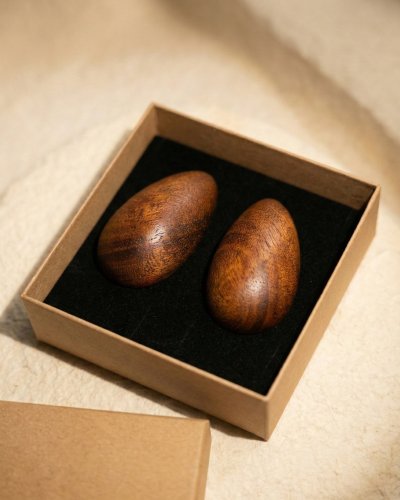 Long wooden and pearl dangling earrings | Natural organic form jewelry