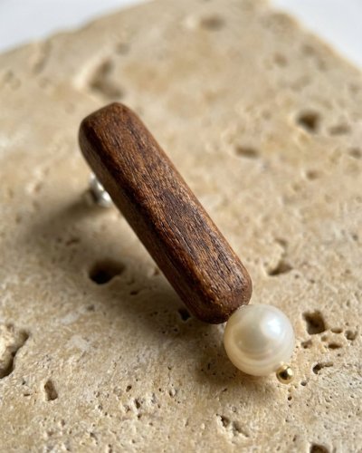 Drewniane kolczyki z perłą naturalna Marachic