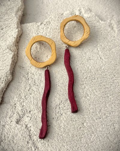 Handcrafted wooden earrings SAMARA – amaranth wood detail