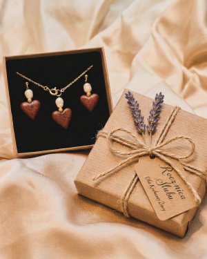 Prezent na Drewnianą Rocznicę Ślubu | Drewniana Biżuteria MARACHIC